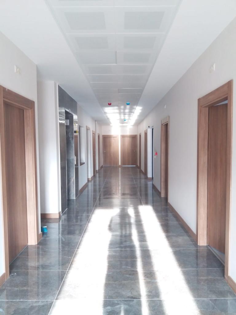 Aile Sağlığı Merkezi aydınlık iç koridoru